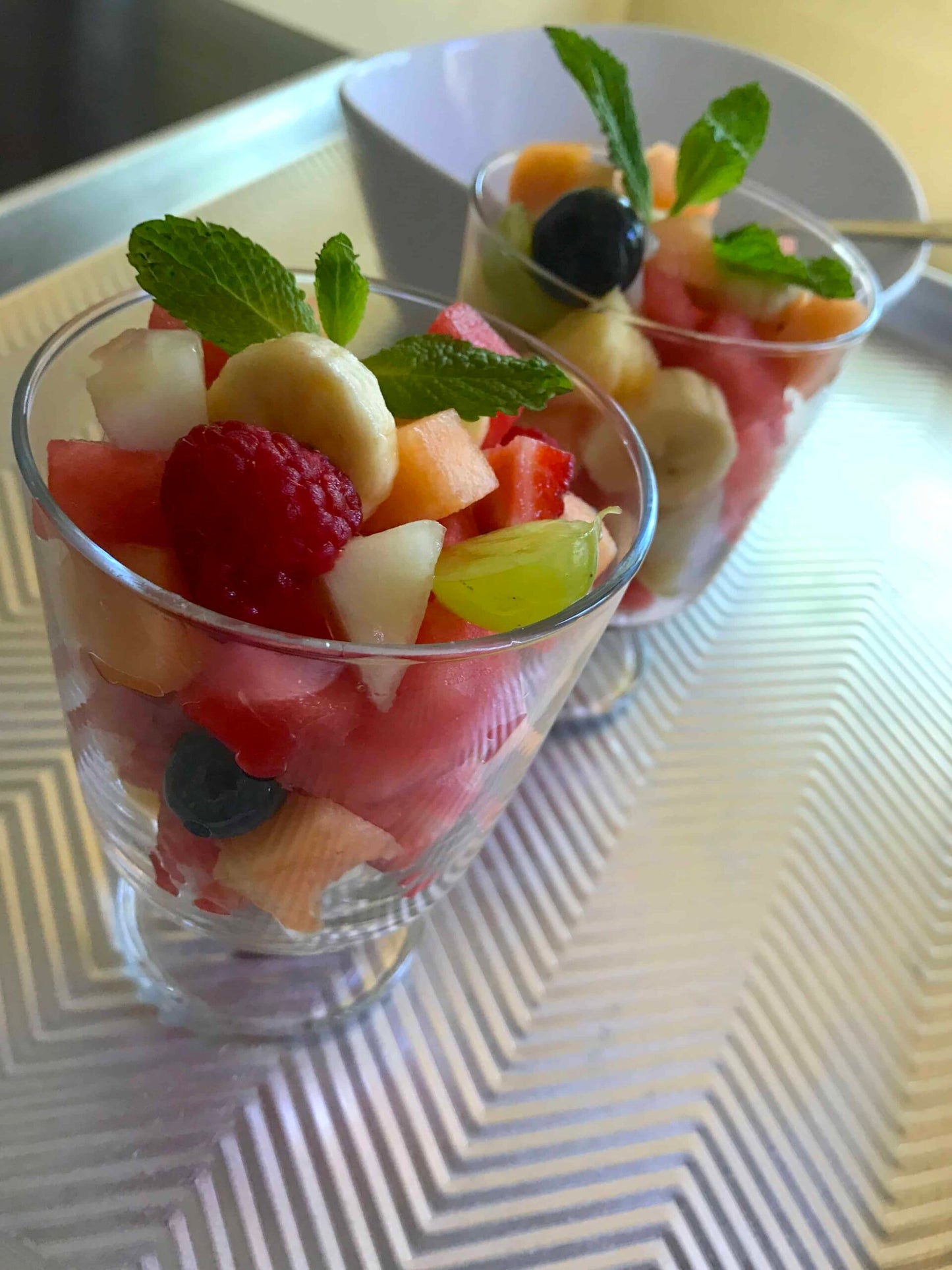 Frutas ecológicas listas para comer en cocina rústica