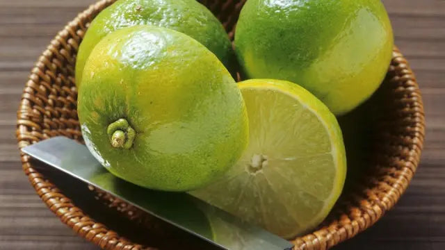 Limas ecológicas en un frutero