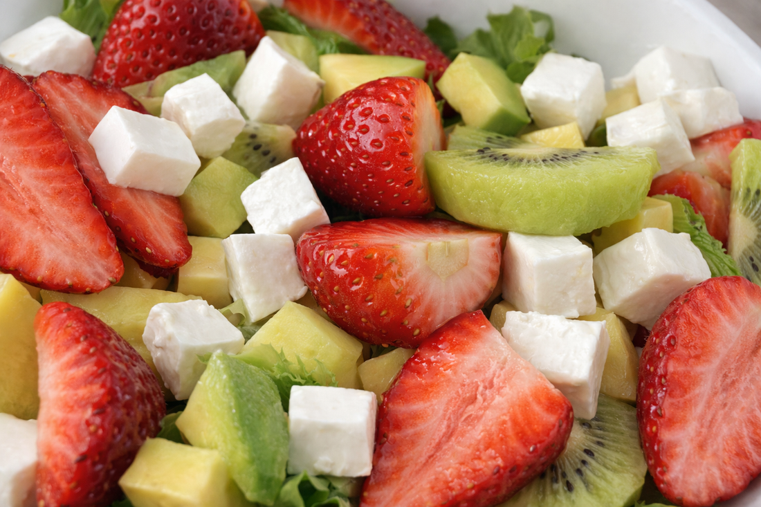 Ensalada completa con fruta de temporada y queso fresco