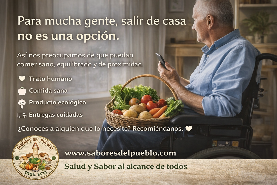 Persona mayor sentada en una silla de ruedas usando el móvil mientras recibe una cesta de frutas y verduras ecológicas a domicilio de Sabores del Pueblo