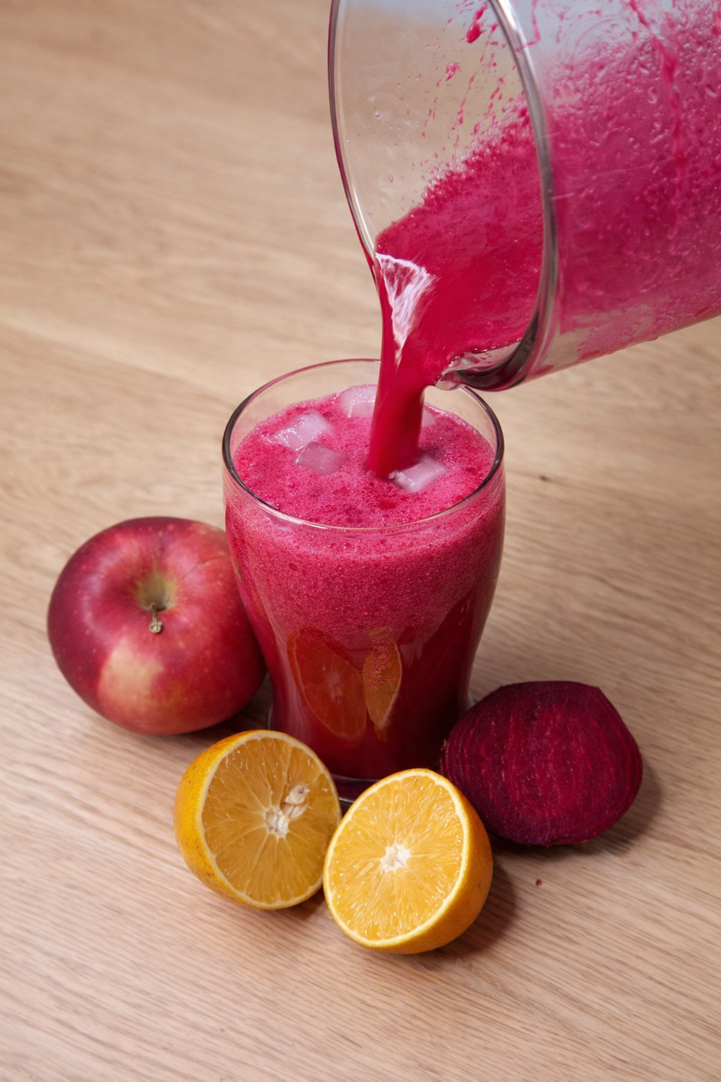 Batido detox de remolacha, manzana y naranja con fruta fresca