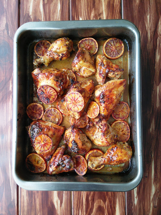 Pollo al horno con naranja sanguina y patatas ecológicas dorado y jugoso