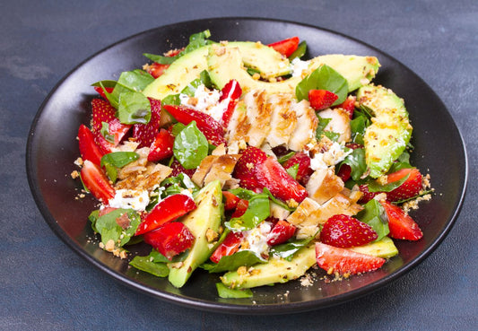 Ensalada de espinacas frescas con fresón, queso de cabra y nueces ecológicas