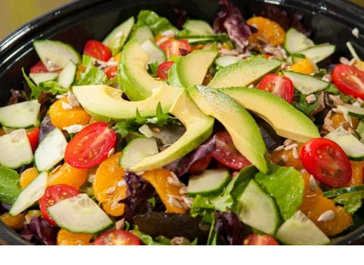 Ensalada de aguacate hass con naranja sanguina, tomate cherry y cebolla fresca