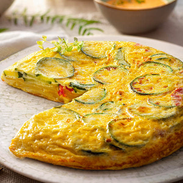 Tortilla de calabacín ecológico con queso de cabra jugosa y recién hecha