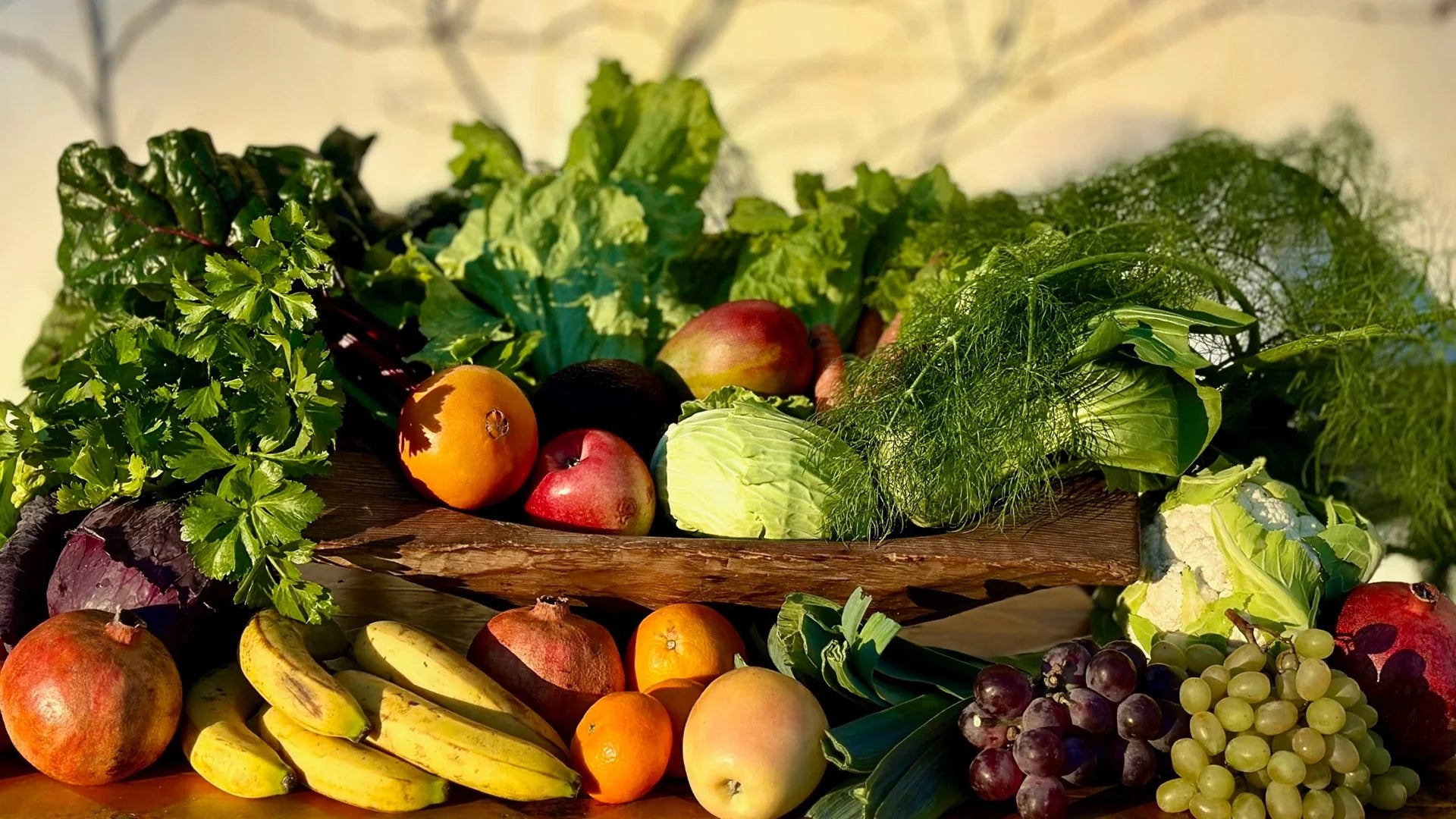Frutas y verduras ecológicas listas para consumir en cocina hogareña